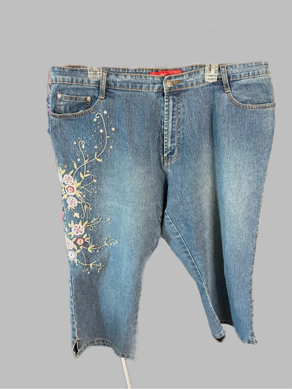 Cosmopolitan Denim Capri Pants with Side Floral Embroidery